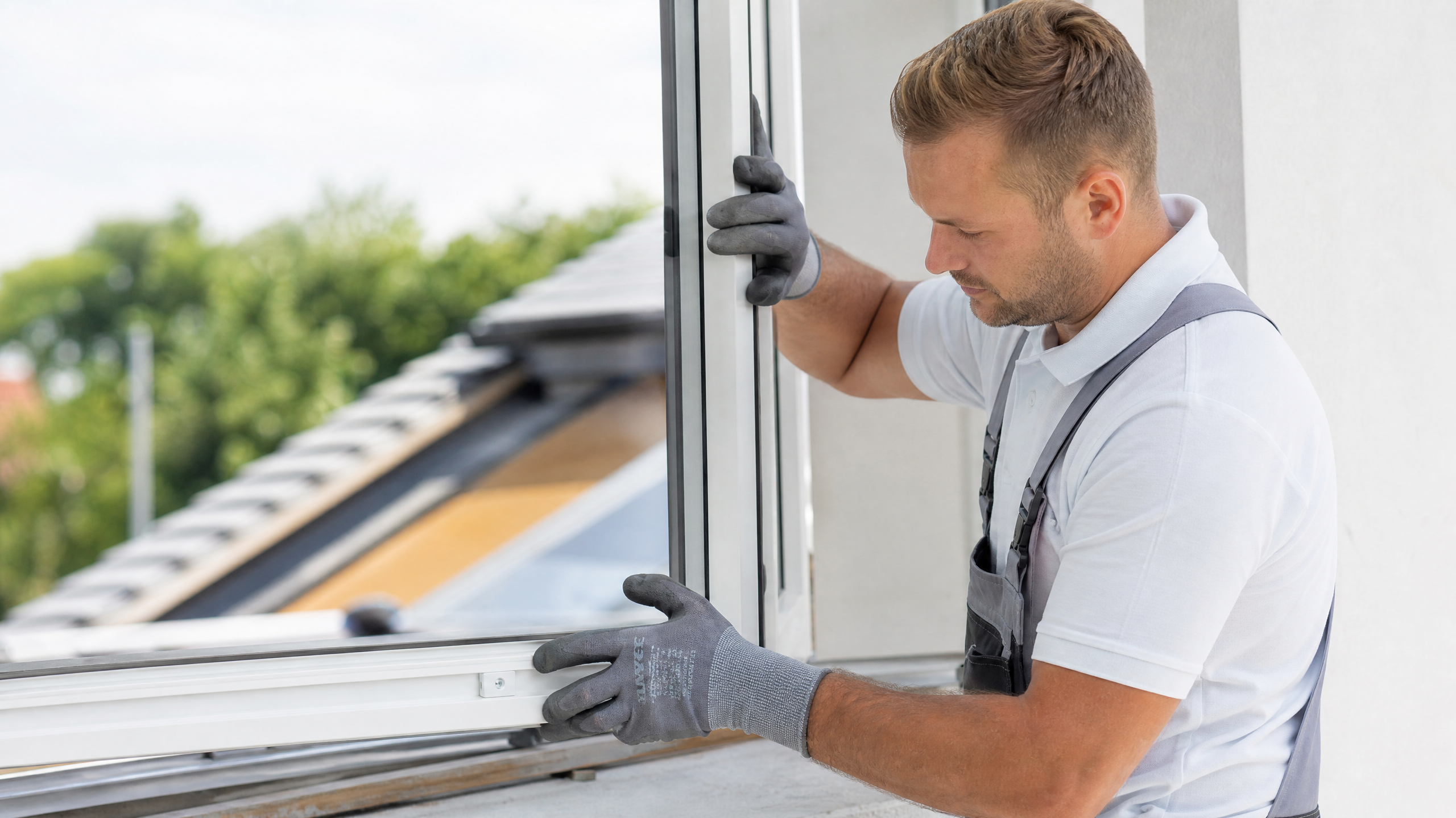 Fachbetrieb bei der professionellen Montage eines modernen Kunststofffensters – Fenster Leads für Fensterbauer